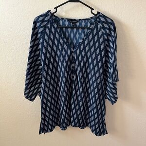 Banana Republic Women’s V-Neck Blouse Size L Navy White Diamond Print Top
